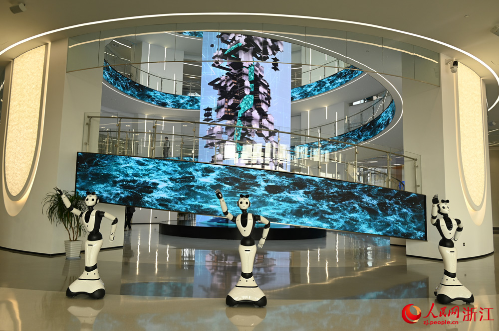 11月7日，3個會跳舞的機器人以靈動的舞姿迎接開館首日的觀眾。人民網記者 葉賓得攝