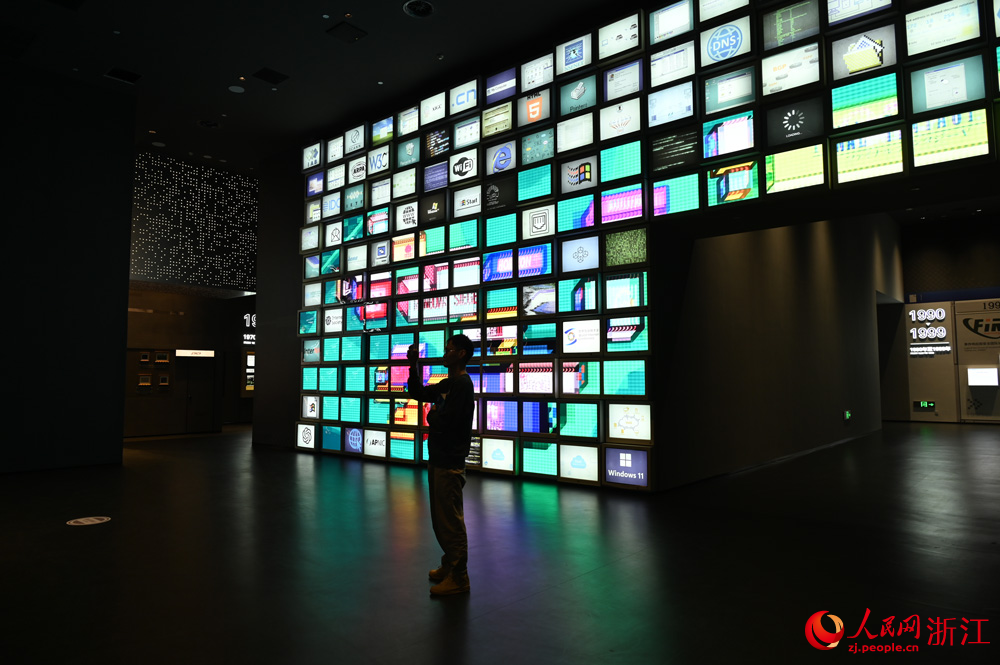 充滿科技感的展陳吸引觀眾拍照留念。人民網記者 葉賓得攝