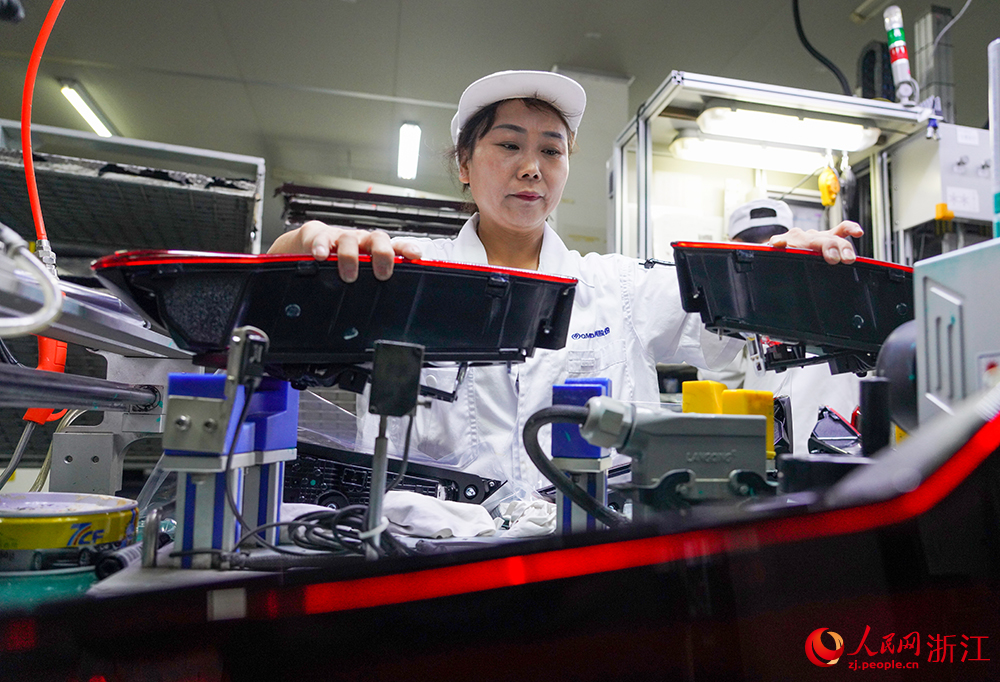 在麗水經濟技術開發區一汽車零配件工廠，工人正在車間里忙碌地生產。人民網 章勇濤攝
