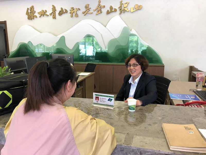 李芳為村民提供法律服務。受訪者供圖