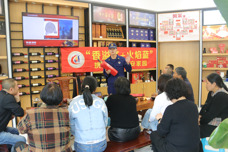 紹興市消防救援支隊在“紅藍消防宣傳驛站”內開展安全知識現場培訓。干嵐/攝