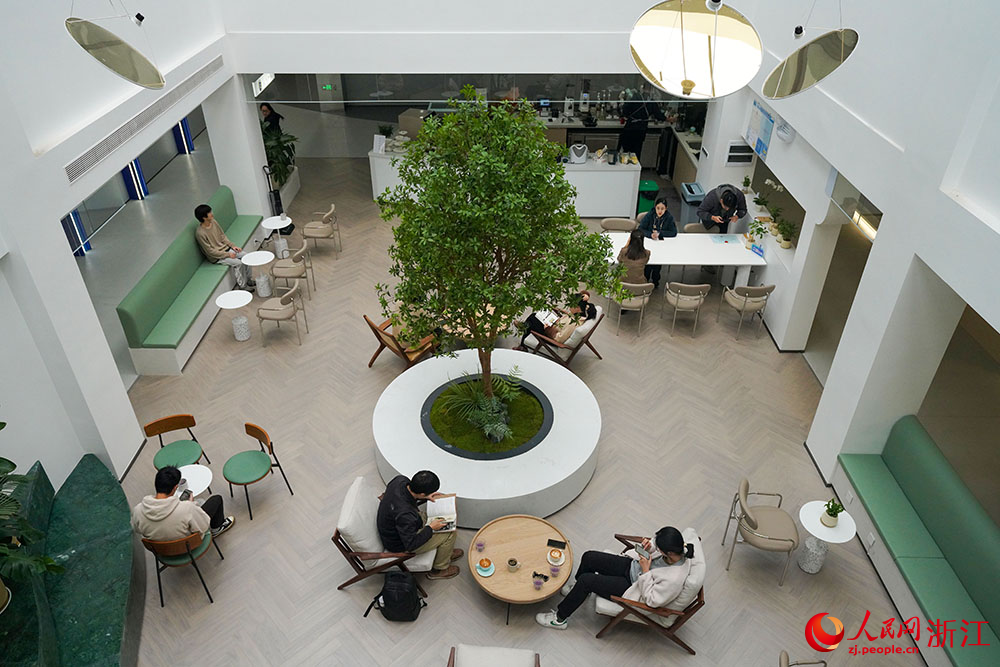 在寧波市鎮海區招寶山街道鄰里中心，通透的中庭咖啡館，成為年輕人的社交新空間。人民網 章勇濤攝