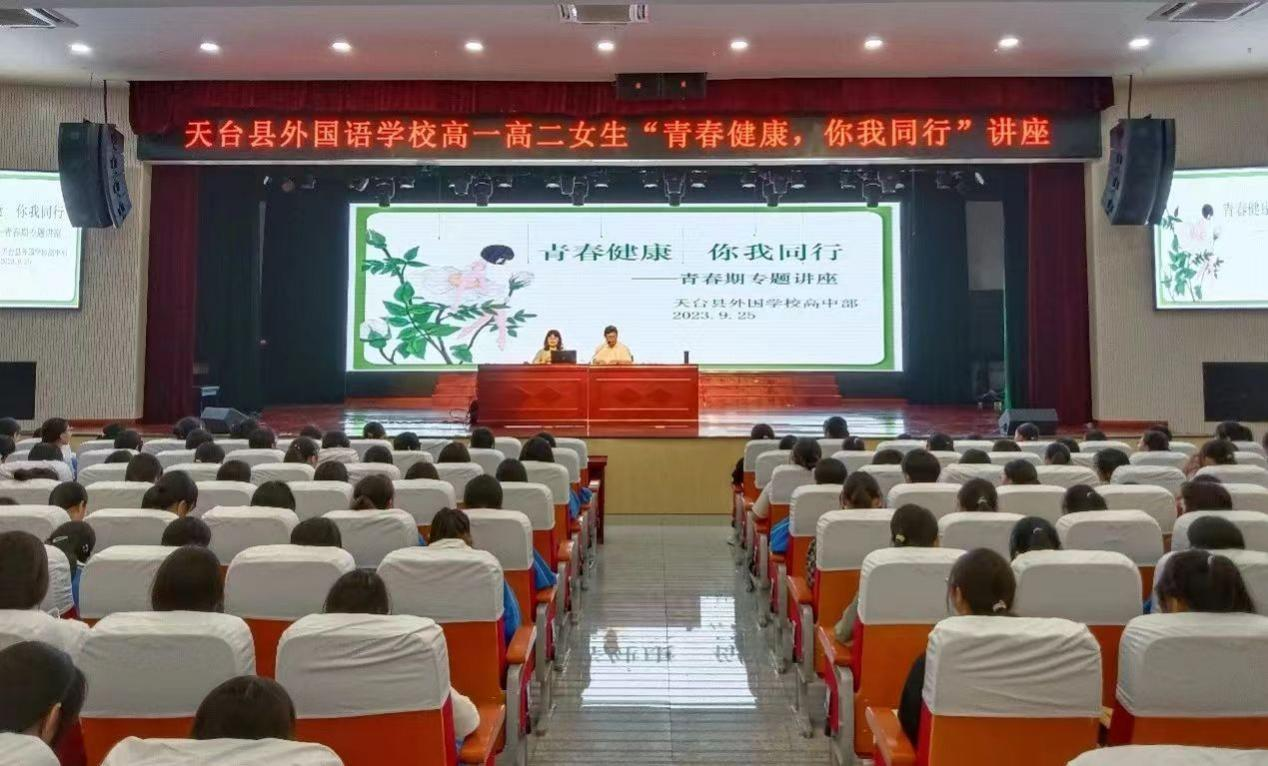 開展青春期知識講座。陳瀟怡攝