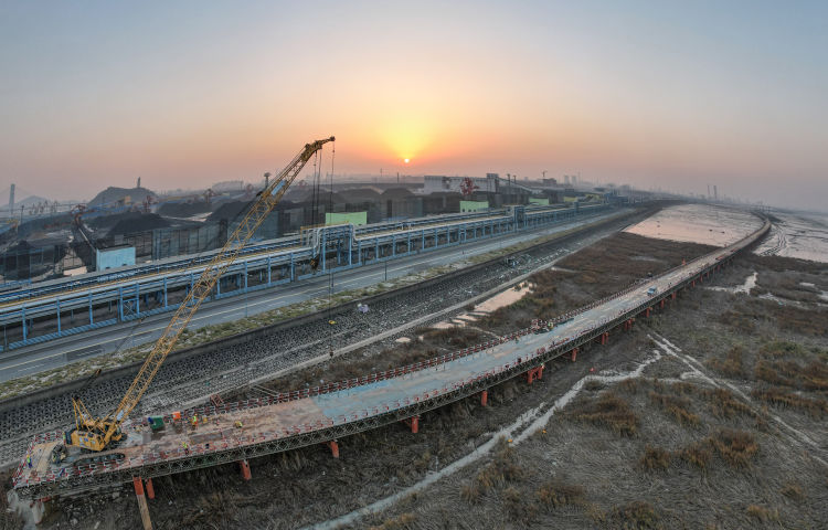 杭甬復線寧波三期海域棧橋施工現場。郭若聞攝