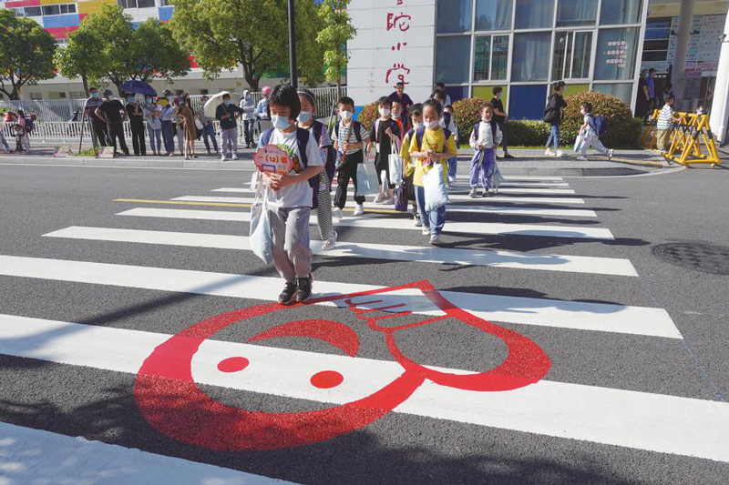 小學門口兒童友好斑馬線。