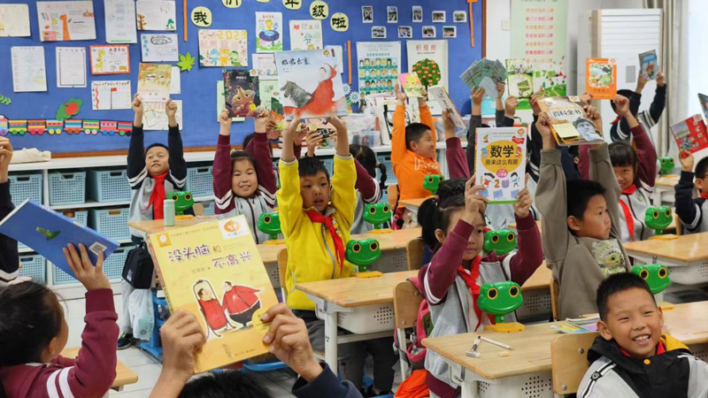 學生收到社會贈送的兒童讀物。