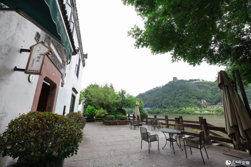 安徽黃山民宿外穿城而過的新安江。人民網記者 張俊攝