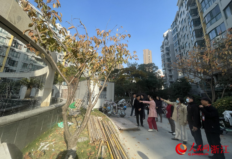 美達社區的網格議事會在老小區改造現場召開。人民網記者 王麗瑋攝