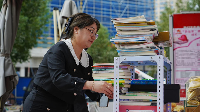 社會愛心人士到驛站捐獻閑置書籍。李卡/攝