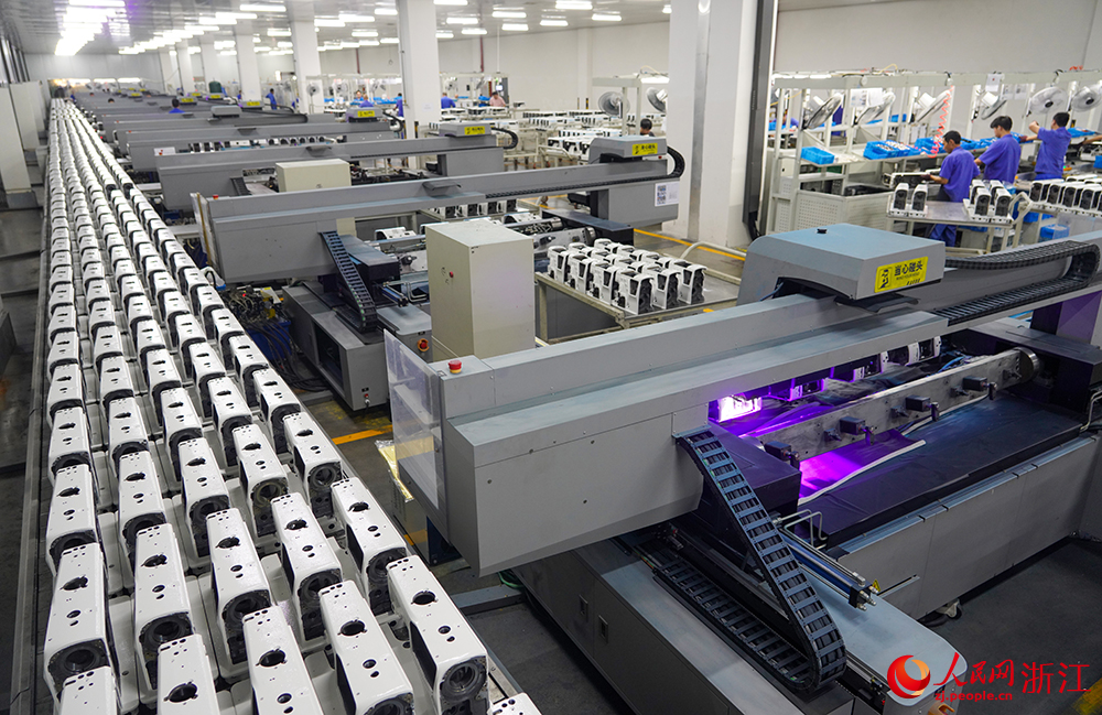 工人在智能生產線上忙碌著。人民網 章勇濤攝