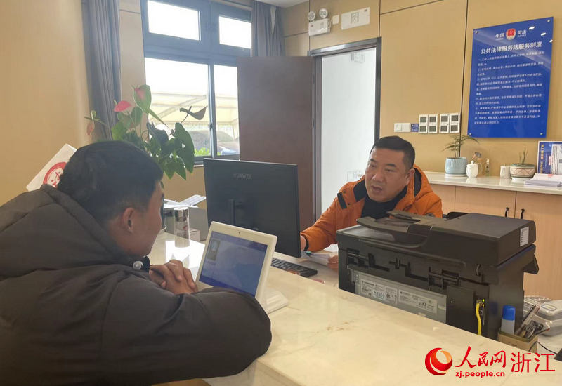 聶榮剛正在接待群眾來訪。人民網記者 王麗瑋攝