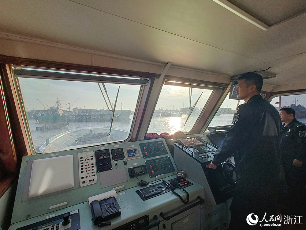 “航行的支部”33113示范船駕駛艙。人民網 劉欣蔚攝