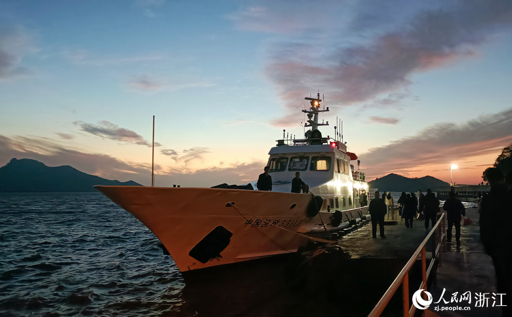 “航行的支部”33113示范船?？吭诎?。人民網 劉欣蔚攝