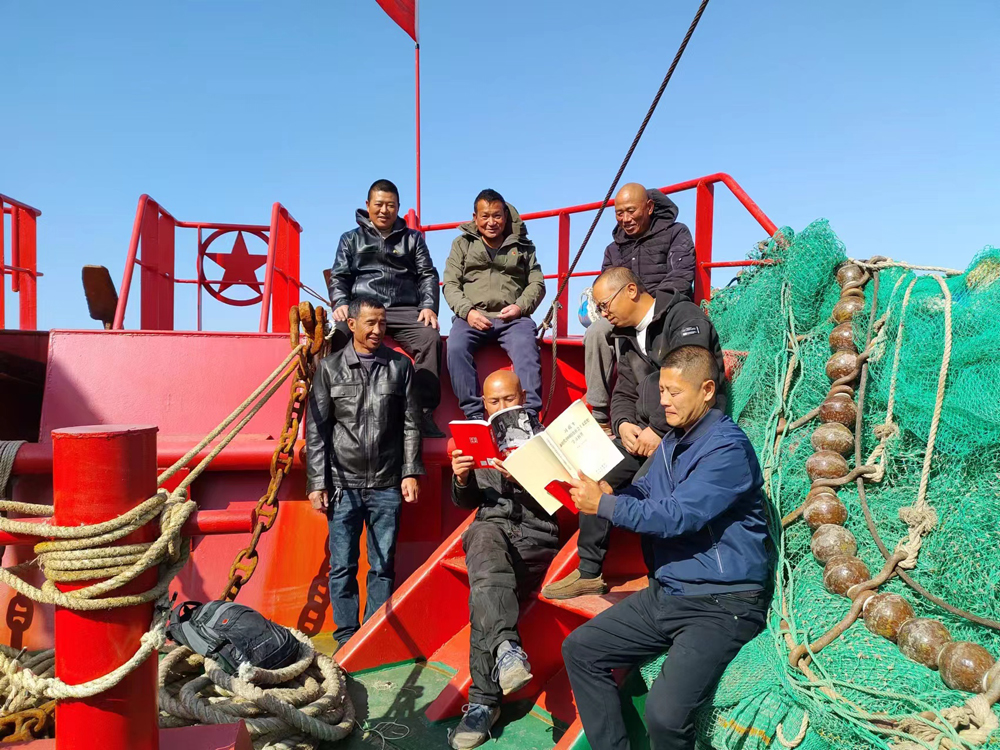 船員在船上讀書學習。普陀區委組織部供圖