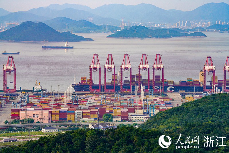 空中俯瞰寧波舟山港穿山港區集裝箱碼頭，一派繁忙的作業景象。人民網 章勇濤攝