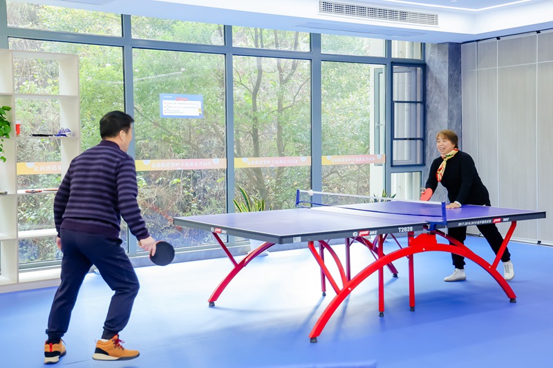 居民們在“果嶺·幸福滿倉”共同體運動健身。余杭區倉前街道供圖