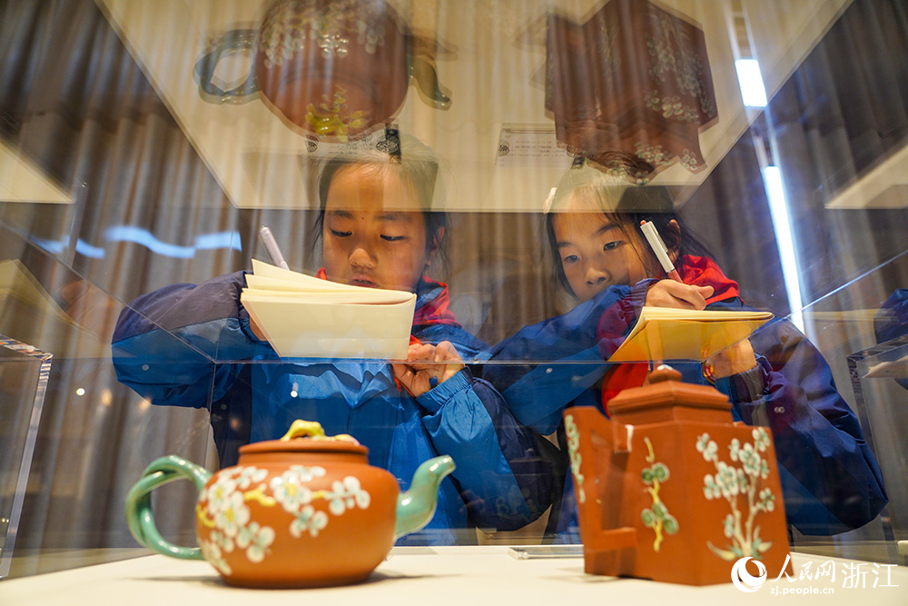 近日，天臺縣始豐小學的學生們走進博物館，感受傳統文化。人民網 章勇濤攝