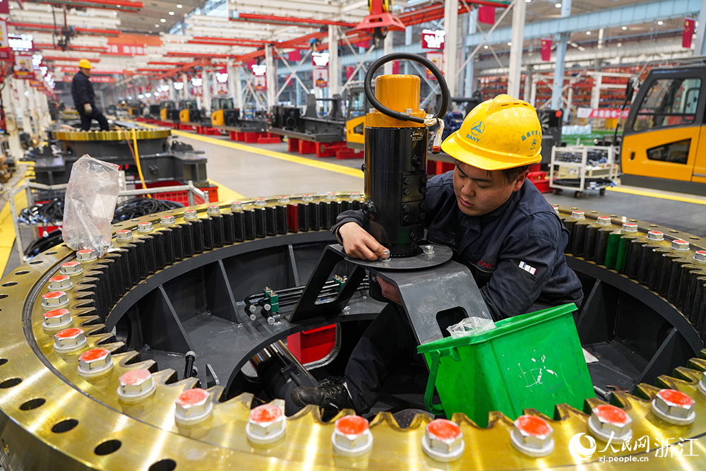 工人在智能化生產線上忙碌工作。人民網 章勇濤攝