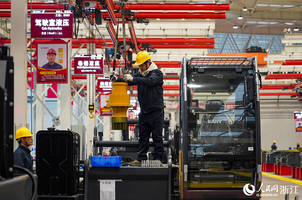 工人在智能化生產線上忙碌工作。人民網 章勇濤攝