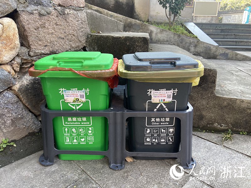 村內每家每戶的垃圾桶上都貼有二維碼。人民網 方彭依夢攝