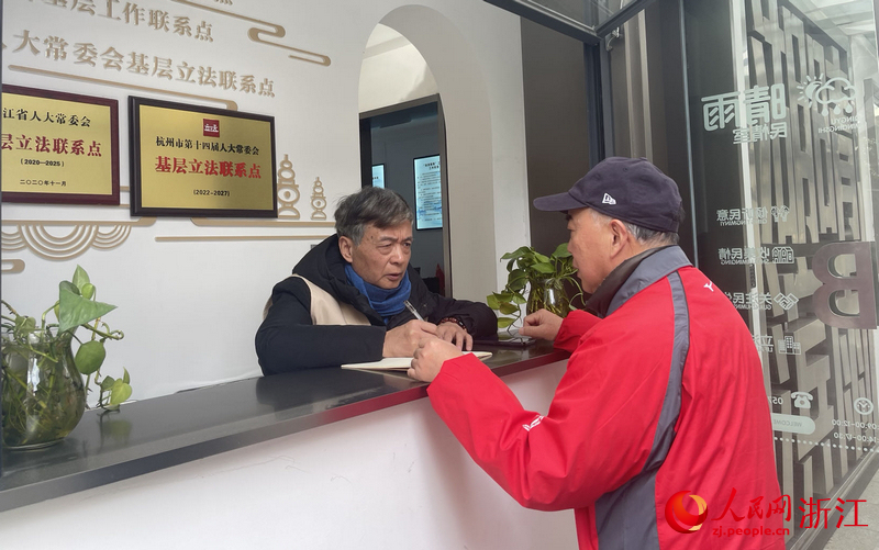 民情觀察員收集群眾意見建議。人民網記者 王麗瑋攝