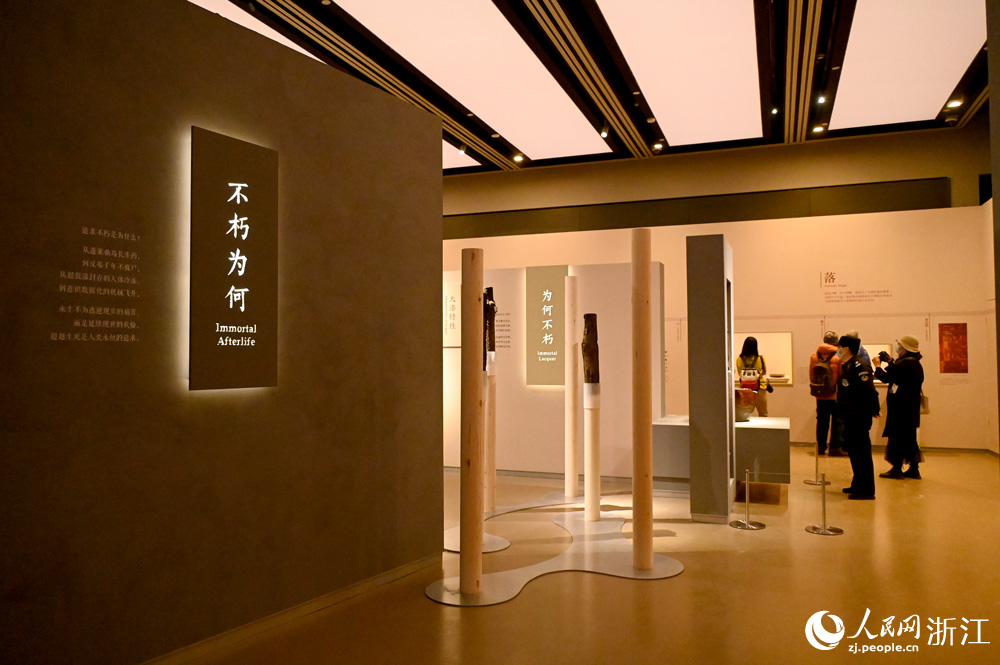 12月27日，“不朽——大漆藝術五千年”展覽在杭州良渚博物院開展。人民網記者 葉賓得攝