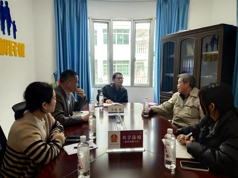 “港僑管事”正在調解。徐靈珠供圖