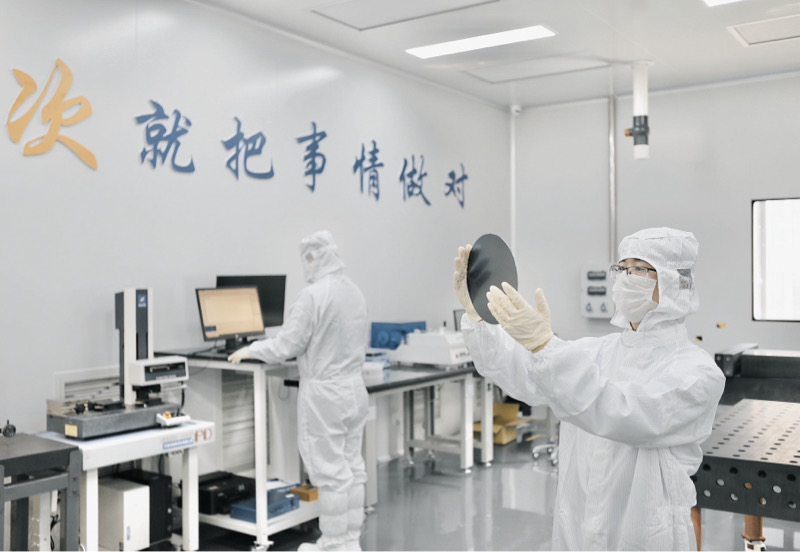 技術人員在測試設備。余姚市委宣傳部供圖