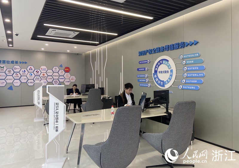 科創金融服務專區設置的知識產權全鏈條一類事服務窗口。人民網 方彭依夢攝