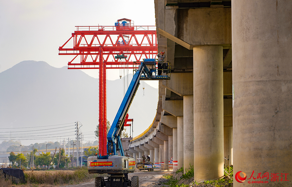 浙江省溫州市瑞蒼高速蒼南段項目現場，工人正在有序推進工程進度。人民網 章勇濤攝