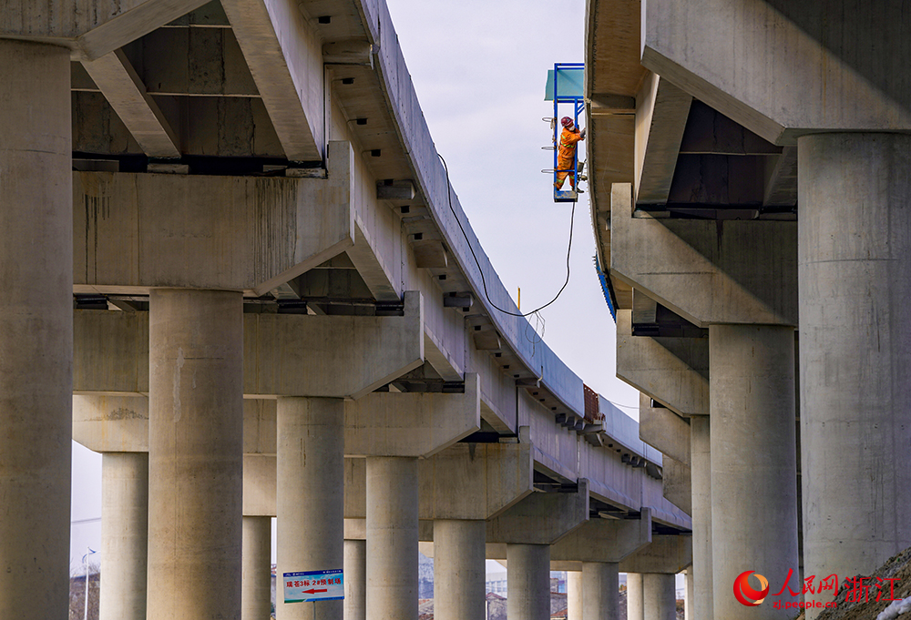 浙江省溫州市瑞蒼高速蒼南段項目現場，工人正在有序推進工程進度。人民網 章勇濤攝