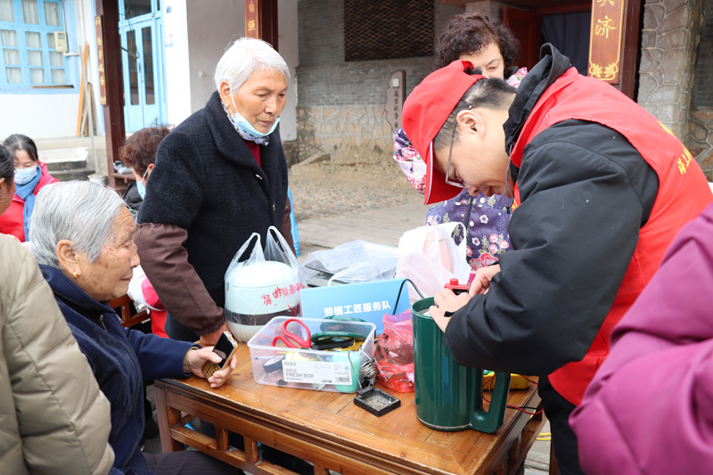 志愿者為群眾維修電器(嵊泗縣委宣傳部供圖).jpg
