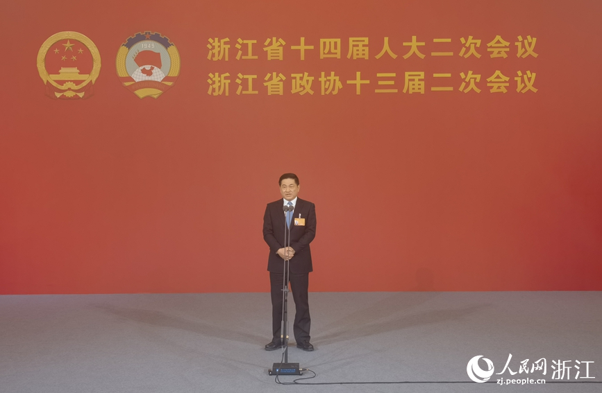 浙江省司法廳黨委書記、廳長王中毅在“廳長通道”集中采訪活動中接受記者提問。人民網記者 張帆攝