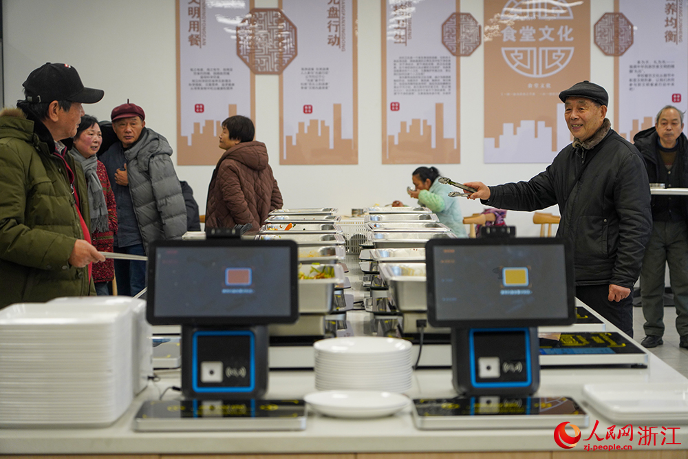 在浙江省寧波市北侖區新碶街道星陽未來社區鄰里中心，老年人根據自身口味稱重取餐。人民網 章勇濤攝