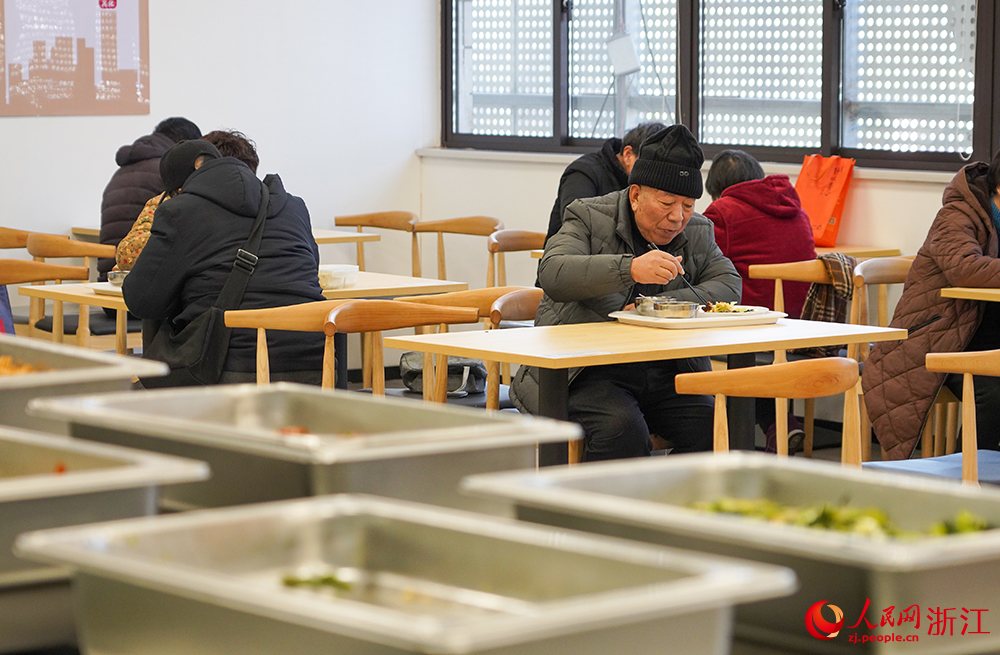 浙江省寧波市北侖區新碶街道星陽未來社區鄰里中心內，老年人在就餐。人民網 章勇濤攝
