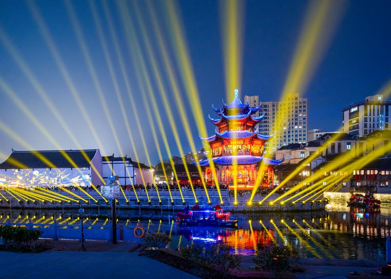 十里長街商圈夜景。路橋街道供圖