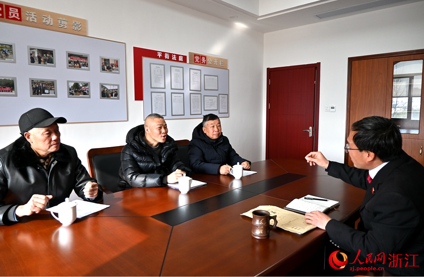 陳達楚（右一）與村干部就如何更好地化解鄰里矛盾進行溝通。人民網記者 張麗瑋攝