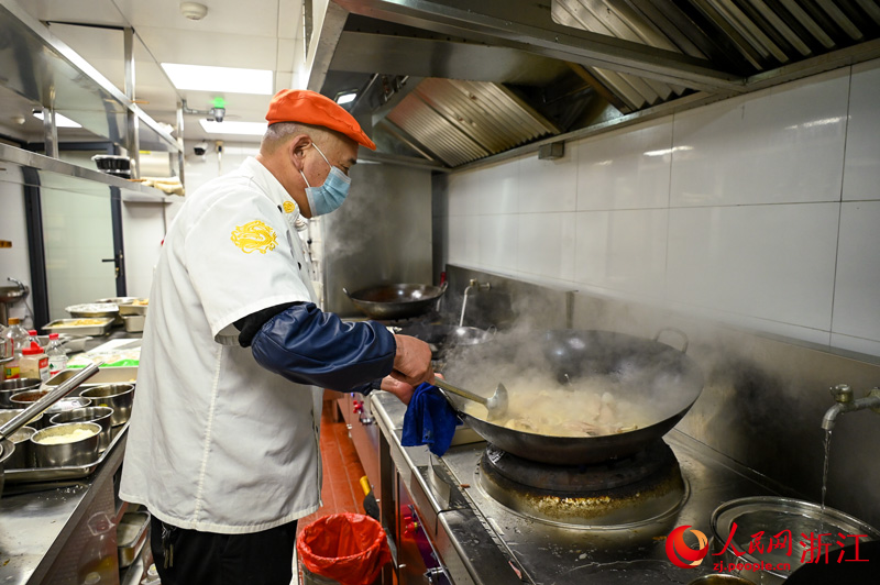 廚師早早開始備菜。人民網記者 葉賓得攝