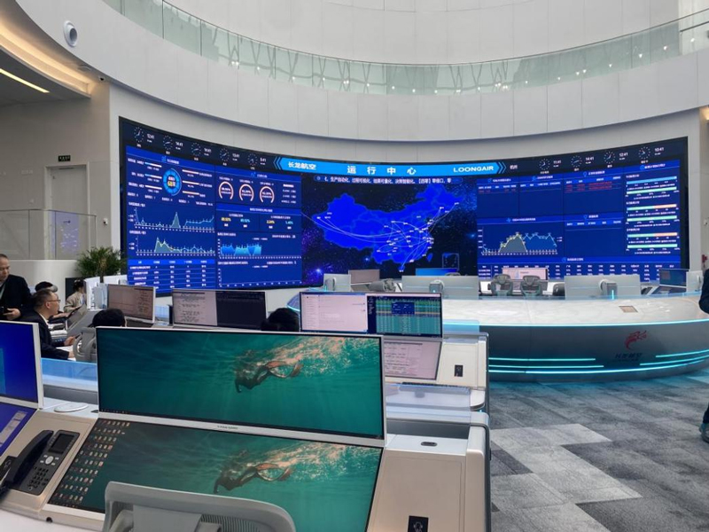 數據大屏可以實時顯示航班運行數據。程欣攝