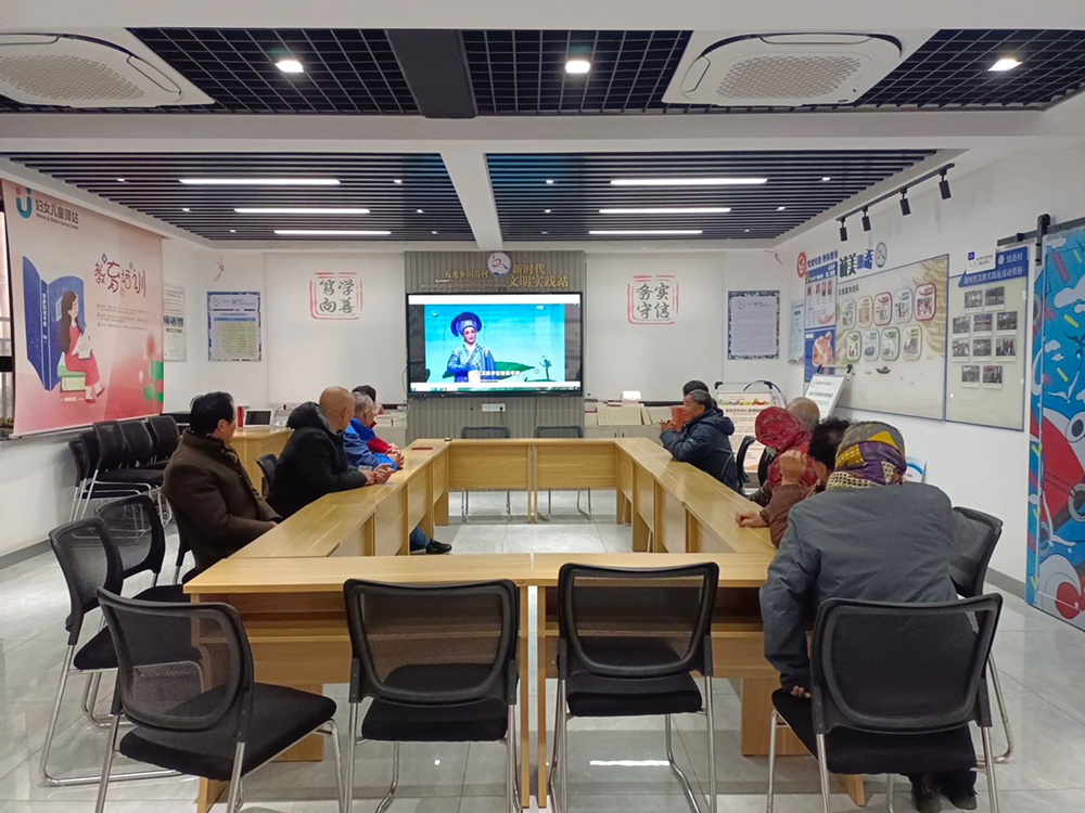 五龍鄉田岙村文化禮堂內，居民們一同觀看直播。嵊泗縣委宣傳部供圖