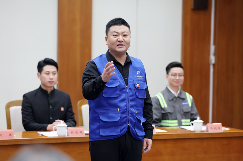 馮鈞嶂正進行展示匯報。魏志陽攝