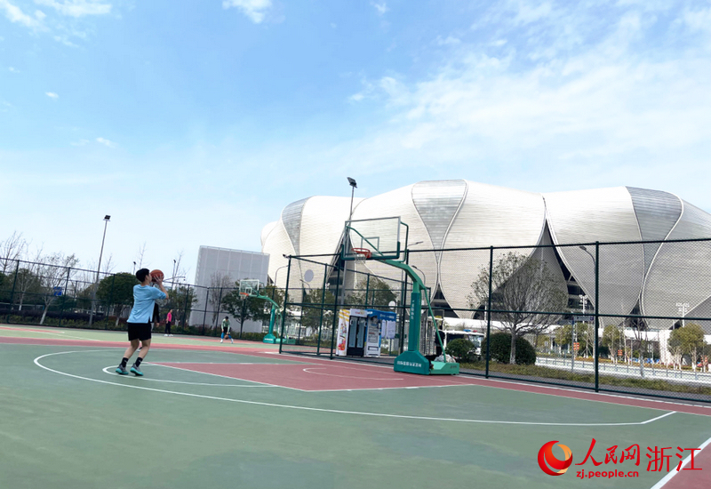 市民在“大蓮花”前鍛煉。人民網記者 王麗瑋攝