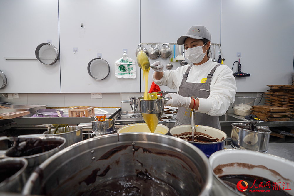 在浙江省余姚市梁弄鎮，制糕師黃薇在制作梁弄大糕。人民網 章勇濤攝
