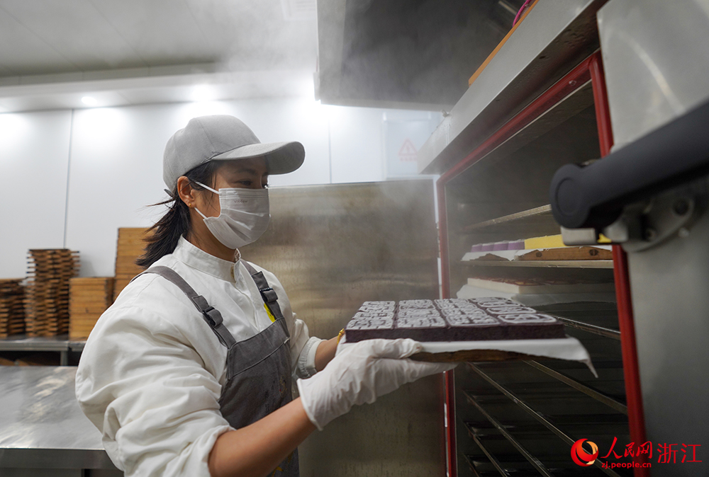 在浙江省余姚市梁弄鎮，制糕師黃薇在制作梁弄大糕。人民網 章勇濤攝