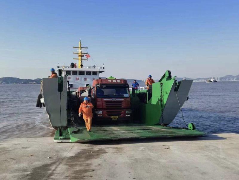 油罐車裝油至普陀山。