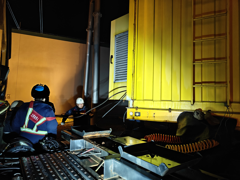 浙江紹興供電公司員工在調試直流融冰裝置。卓旺權攝