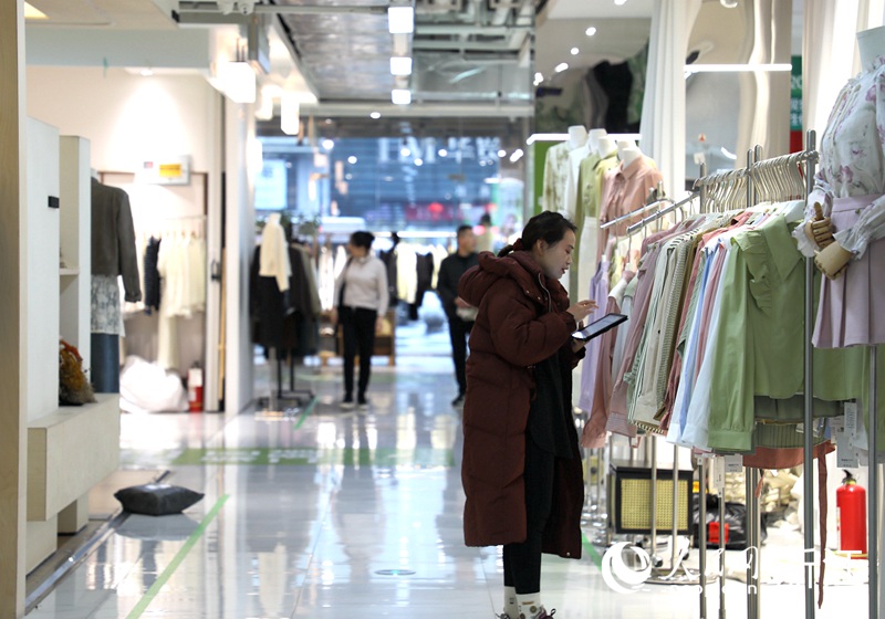 在9意法女裝中心內，經營戶正忙著核對訂單。人民網 方彭依夢攝