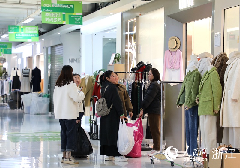 采購商們摩拳擦掌，大包小包里都是滿滿的“戰利品”。人民網 方彭依夢攝