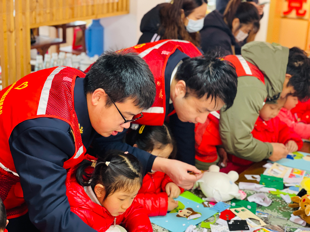 寧波航標處志愿者指導孩子們用毛氈布制作雷鋒貼畫。寧波航標處供圖
