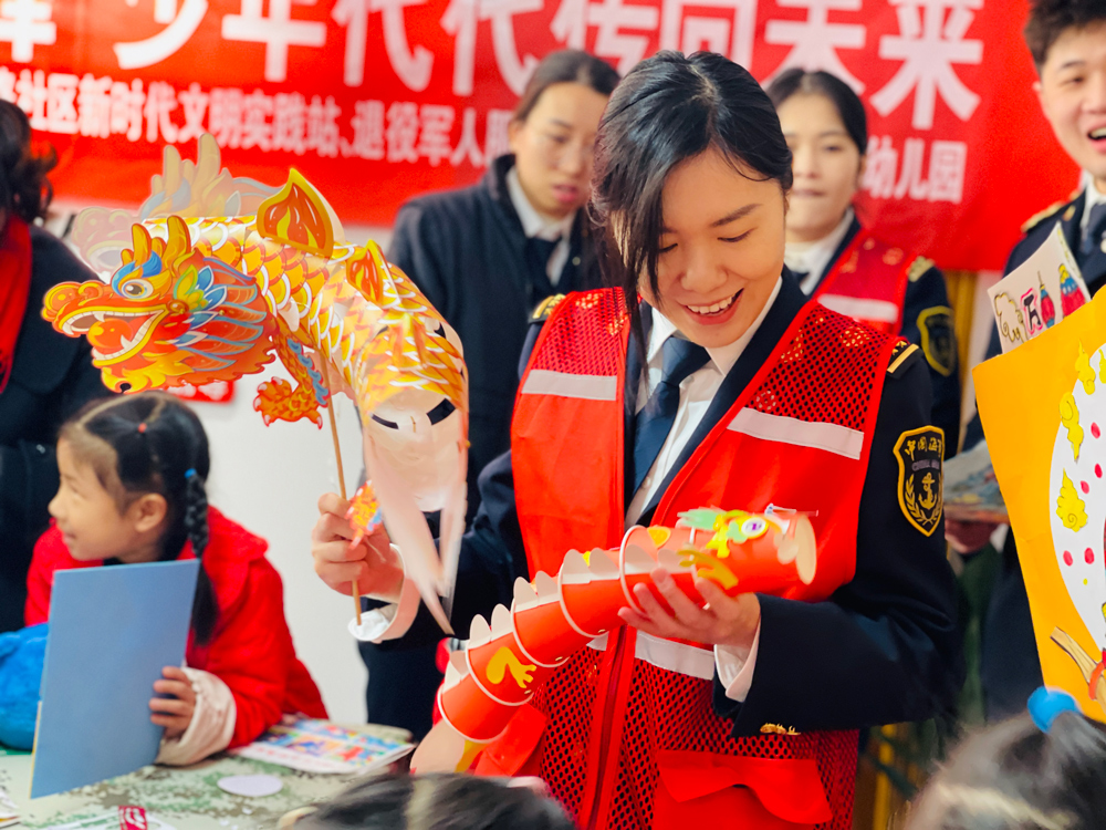 “爭做追‘鋒’少年 代代傳向未來”學雷鋒系列活動現場。寧波航標處供圖